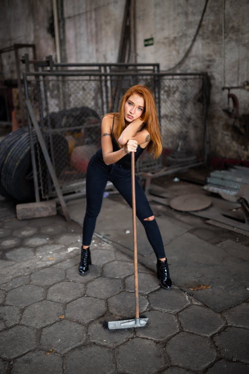 女人拿着扫帚的照片 · 免费素材图片