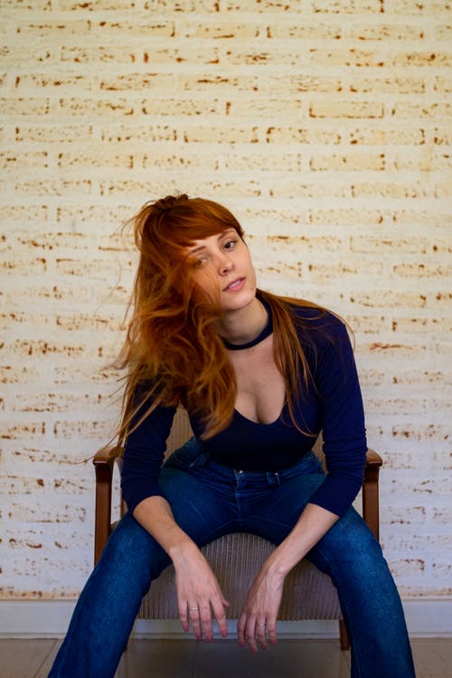 女人坐在椅子上的照片 · 免费素材图片