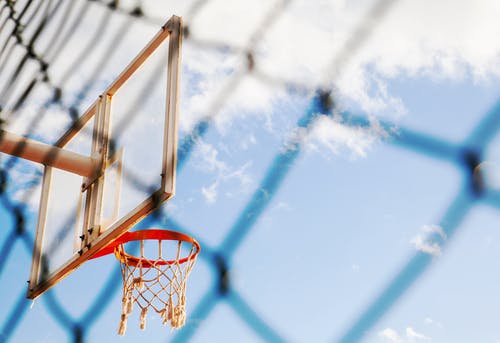 蓝天下篮球架的低角度照片 · 免费素材图片