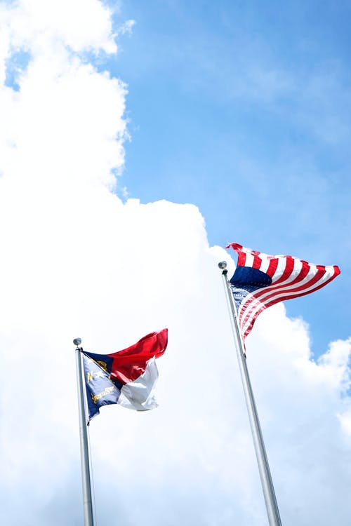 美国国旗在蓝蓝的天空下的低角度照片 · 免费素材图片