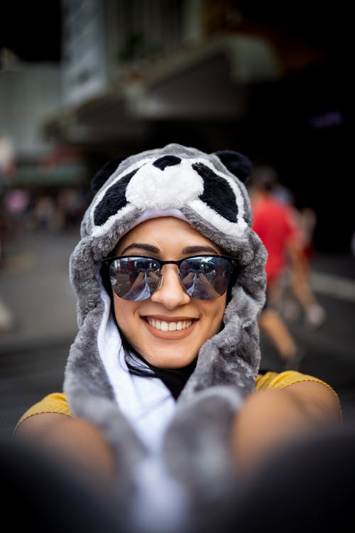 女人戴熊猫帽子的照片 · 免费素材图片
