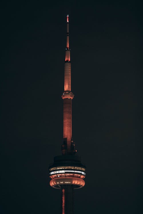 加拿大国家电视塔在夜间的照片 · 免费素材图片