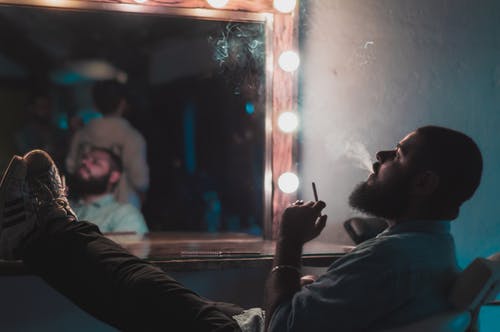 男子吸烟的照片 · 免费素材图片