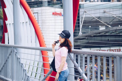 穿粉红色衬衫的女人的照片 · 免费素材图片