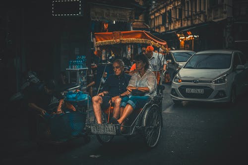 男人和女人骑乘马车的照片 · 免费素材图片