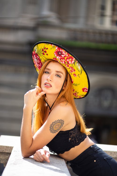 女人戴着花太阳帽的照片 · 免费素材图片