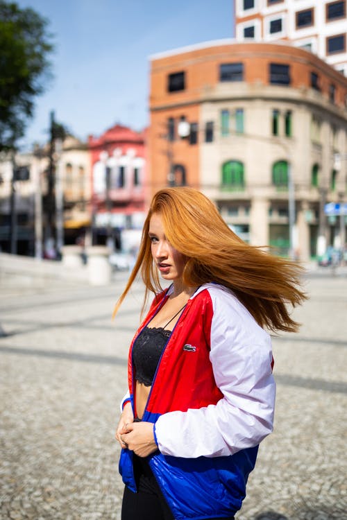 女人站着挥舞着她的头发的照片 · 免费素材图片