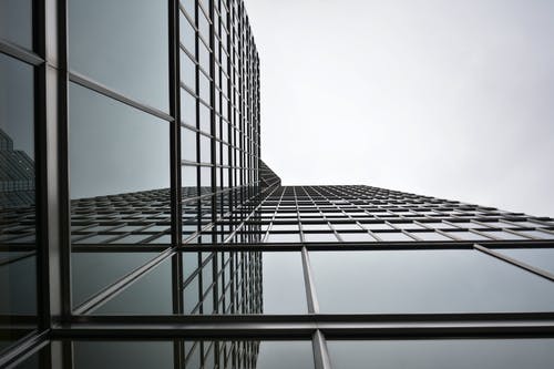 玻璃建筑的低角度照片 · 免费素材图片