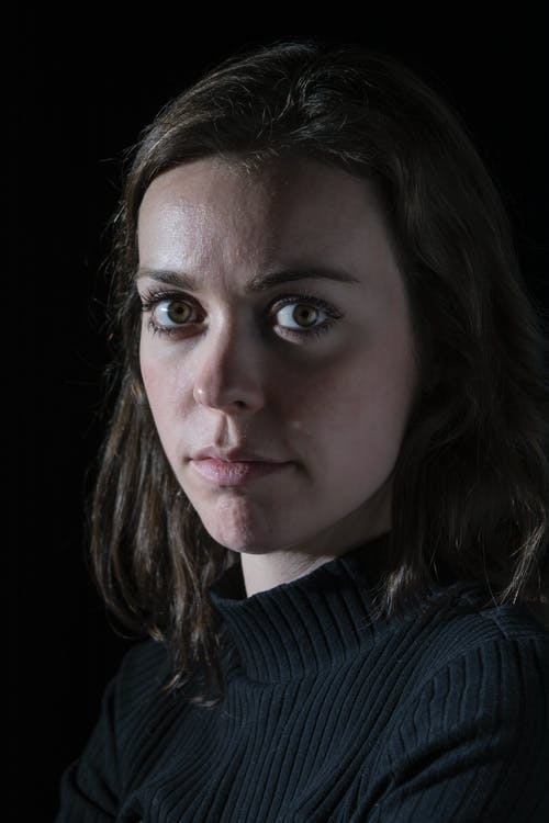 女人穿着黑色毛衣的肖像摄影 · 免费素材图片