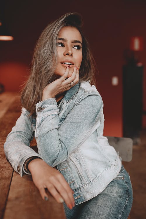 女人穿的外套的照片 · 免费素材图片