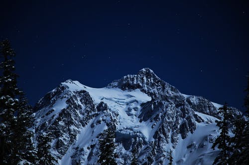 夜间雪山的照片 · 免费素材图片