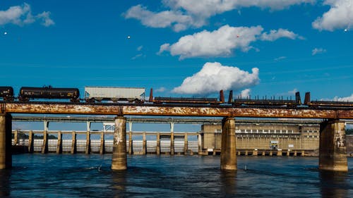 旧生锈桥的照片 · 免费素材图片
