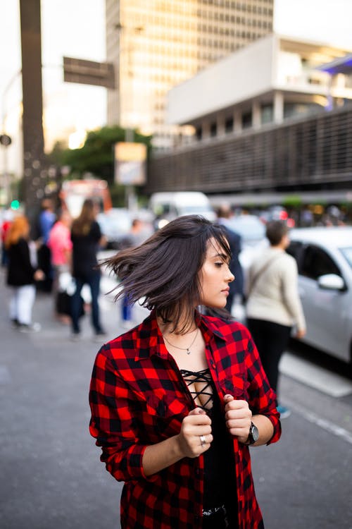 女人站在人行道上的照片 · 免费素材图片