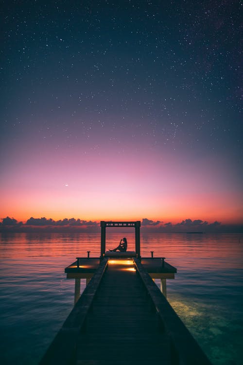 坐在木板上的人的剪影照片 · 免费素材图片