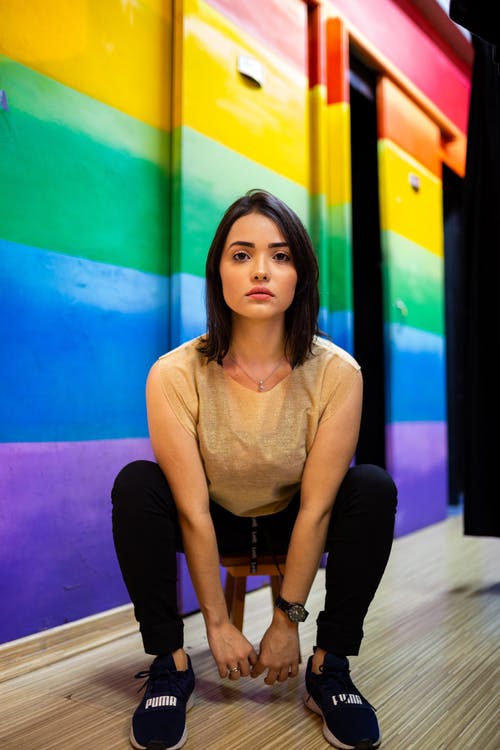 女人坐在凳子上的照片 · 免费素材图片