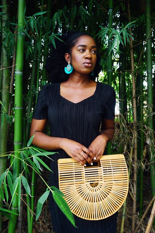 在竹树附近穿黑衣服的女人的照片 · 免费素材图片