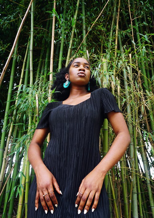 女人站在竹树旁边的低角度照片 · 免费素材图片