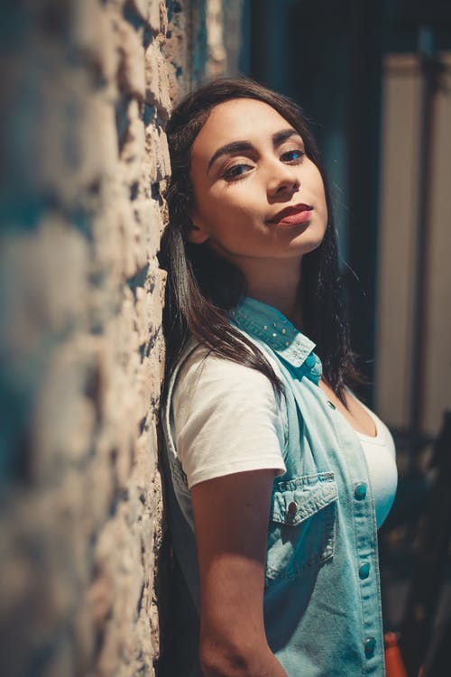 女人靠在墙上的照片 · 免费素材图片