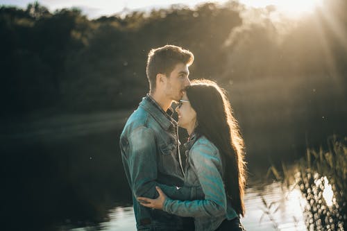 男人亲吻女人的额头的照片 · 免费素材图片