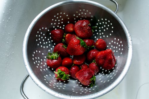 草莓在过滤器中的高角度照片 · 免费素材图片