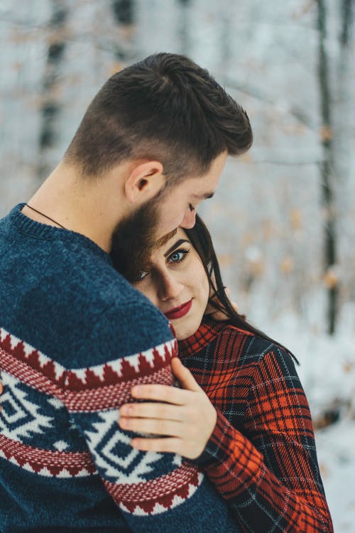 拥抱她的男人的女人的照片 · 免费素材图片