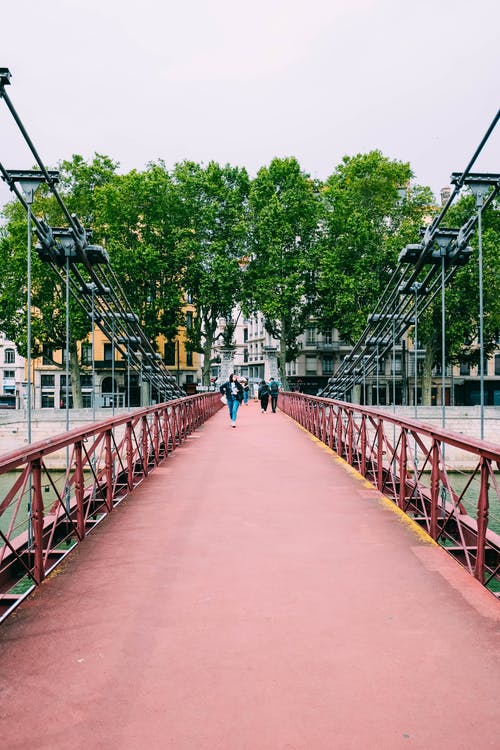 在人行桥上行走的人的照片 · 免费素材图片