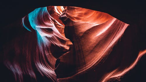 羚羊峡谷的低角度照片 · 免费素材图片