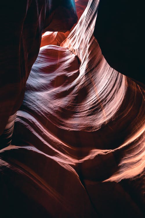 羚羊峡谷的低角度照片 · 免费素材图片