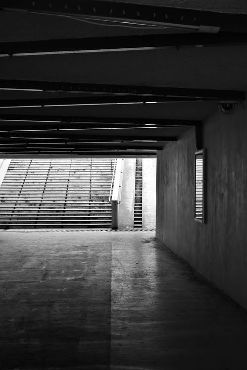 隧道和楼梯的灰度照片 · 免费素材图片
