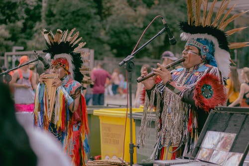 两名美国原住民演奏木管乐器的照片 · 免费素材图片