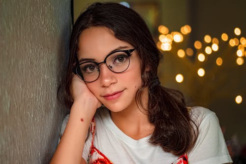 戴着黑色镜框眼镜的女人的肖像照片 · 免费素材图片