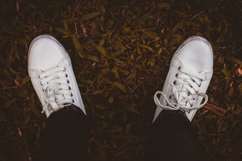 穿白色运动鞋的人的照片 · 免费素材图片