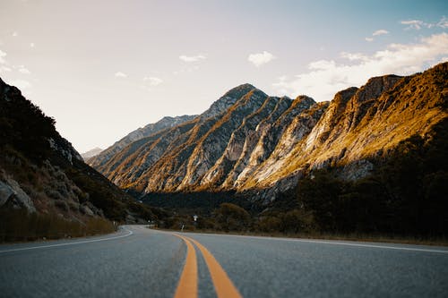 蜿蜒的路和一座山的风景照片 · 免费素材图片