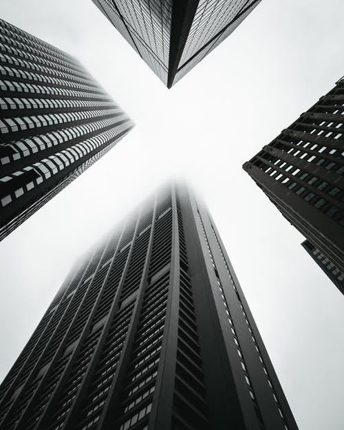 高层建筑的单色照片 · 免费素材图片