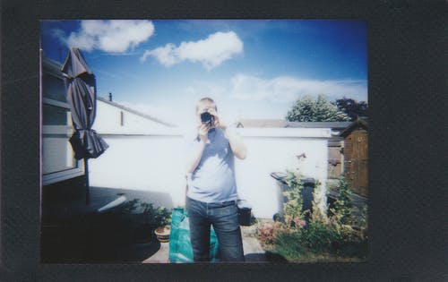 拍照片的人佩带的牛仔裤 · 免费素材图片