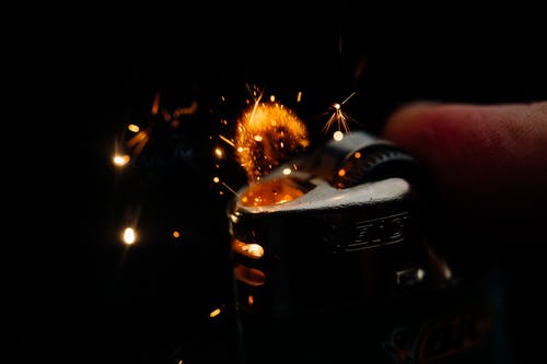 燃烧打火机特写摄影 · 免费素材图片