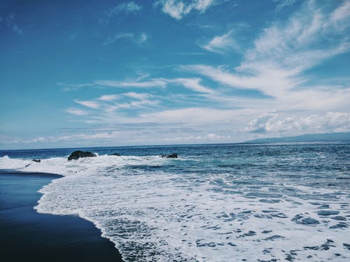 蓝天下的波浪海滨 · 免费素材图片