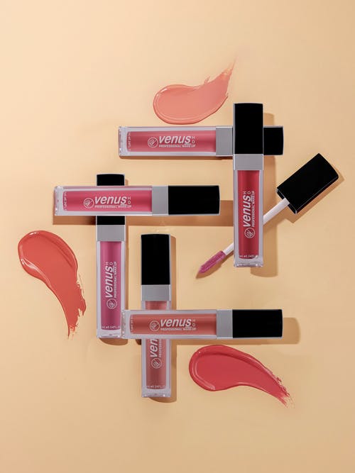 米色面板上的六种维纳斯唇彩 · 免费素材图片