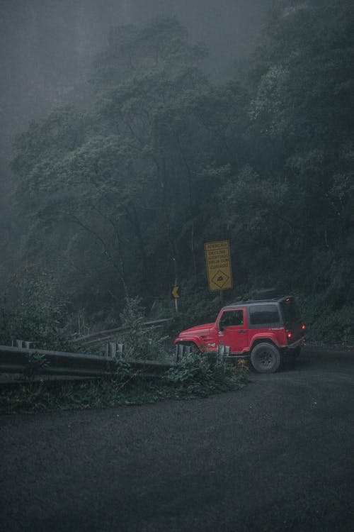 红色越野车 · 免费素材图片