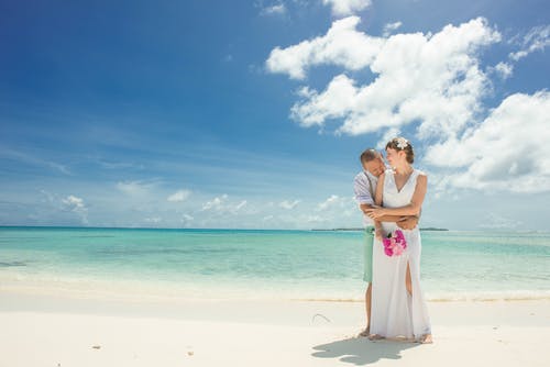 男人和女人站在水体附近 · 免费素材图片