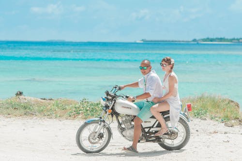男人和女人骑标准摩托车 · 免费素材图片