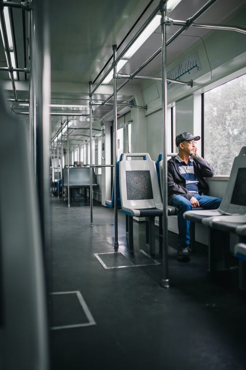 坐在火车里的男人 · 免费素材图片