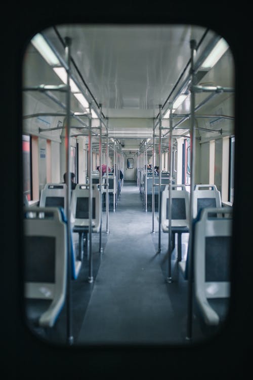 灰色和白色火车内饰 · 免费素材图片