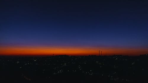 橙色的天空，在夜间的城市 · 免费素材图片