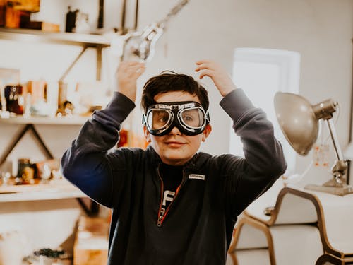 站在房间里的男孩 · 免费素材图片