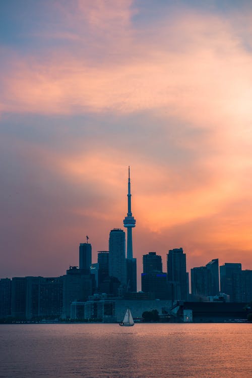 滨海湾城市上空的橙色天空 · 免费素材图片