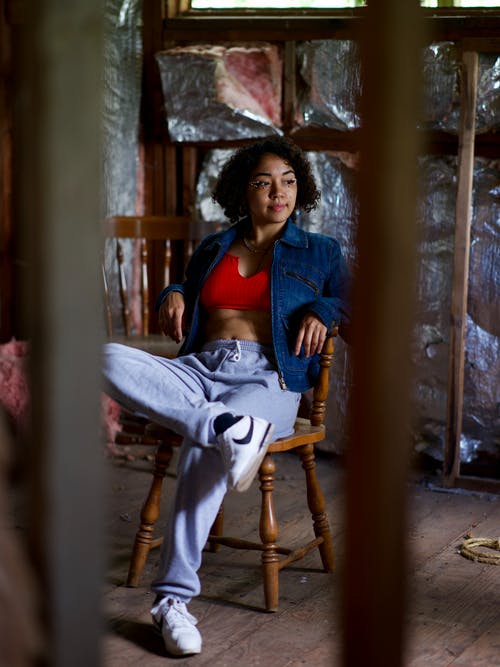 女人坐在椅子上 · 免费素材图片