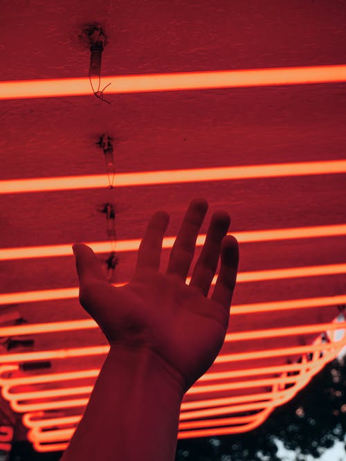 举起左手的人 · 免费素材图片