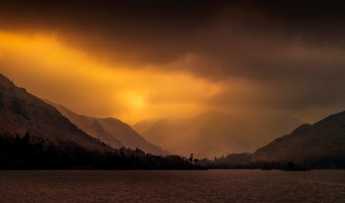 黄金时段山附近的水体 · 免费素材图片