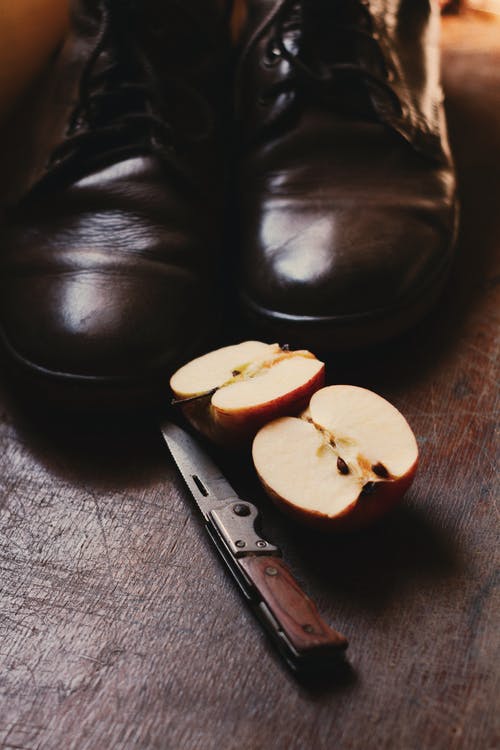 在黑靴子附近切苹果果实 · 免费素材图片